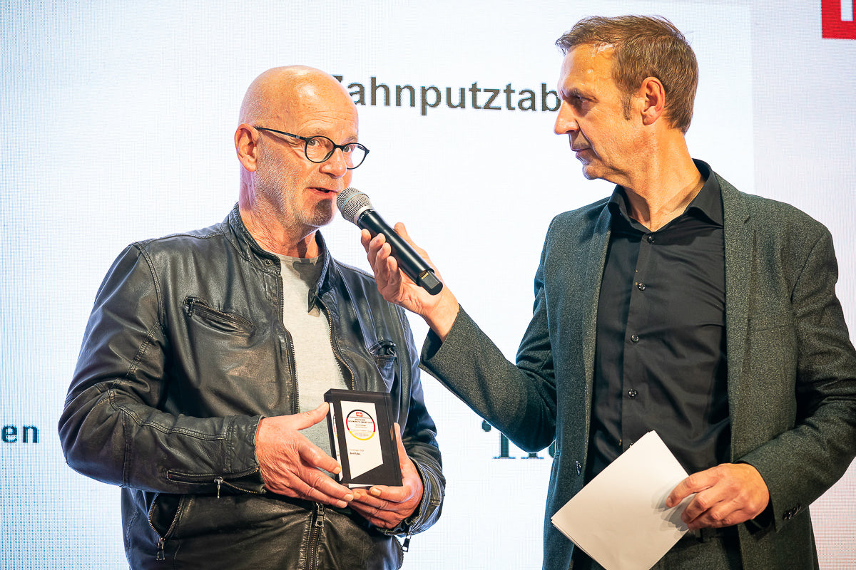 Axel Kaiser, der Gründer von Denttabs, bei der Preisverleihung des Deutschen Gesundheitsawards 2026 in Berlin. Denttabs ist auf dem ersten Platz in der Kategorie Zahnputztabletten.