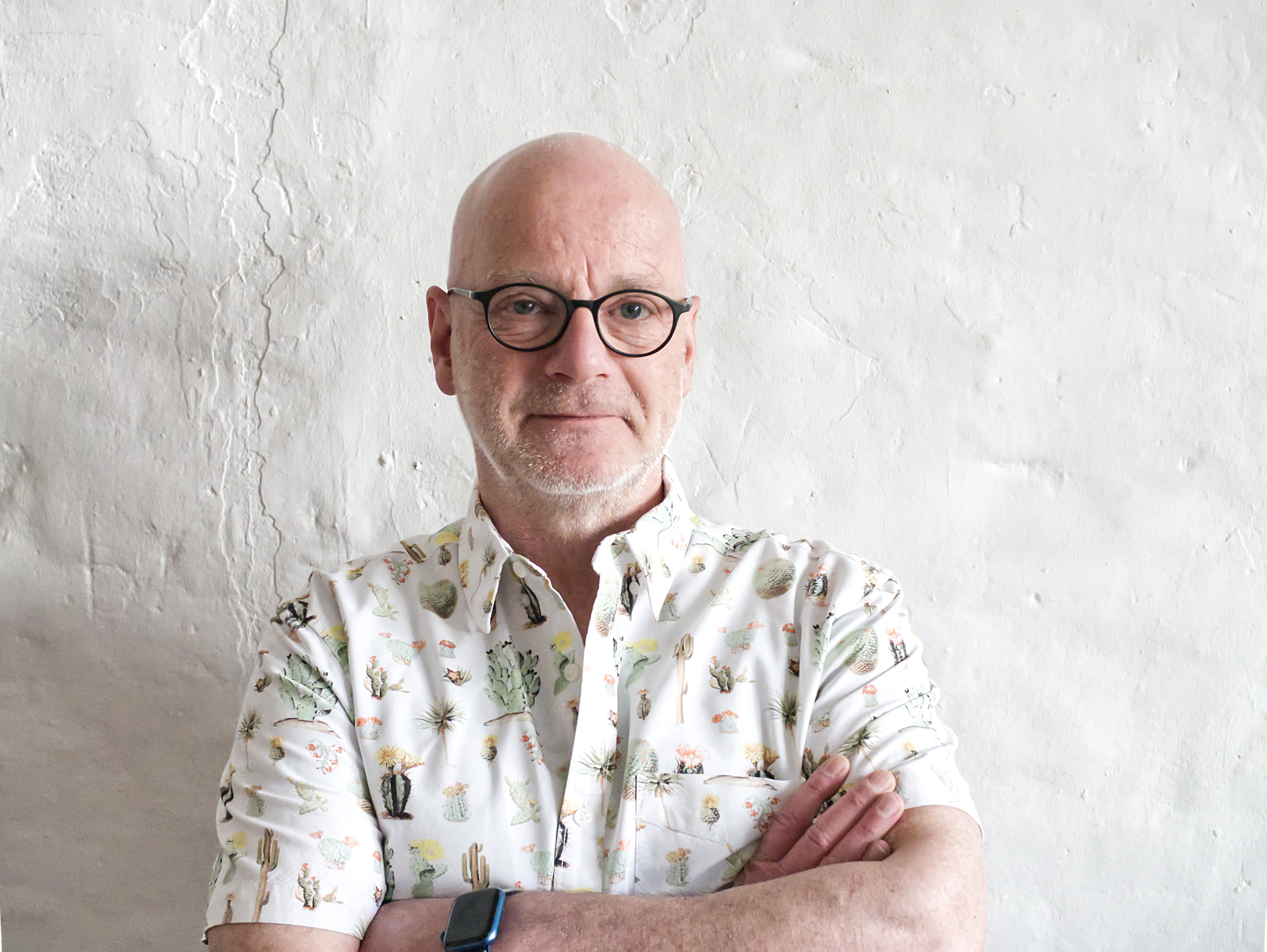 Portrait vom Gründer der Denttabs Zahnputztabletten, Axel Kaiser, im weißen Hemd