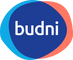 Das Bild zeigt das Budni-Logo mit "budni" in weißen Kleinbuchstaben auf einem dunkelblauen Oval, das von blauen und korallenroten Formen umrandet ist und für Denttabs Zahnputztabletten als Zahnpasta-Alternative wirbt.