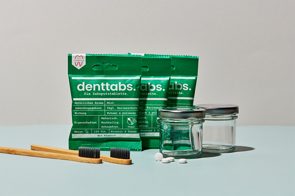 Nachhaltig und minimalistisch leben mit den Zahnputztabletten von Denttabs. Sanfte Glattpolitur für strahlend weiße Zähne. Im Partnerset für zwei Personen erhältlich.