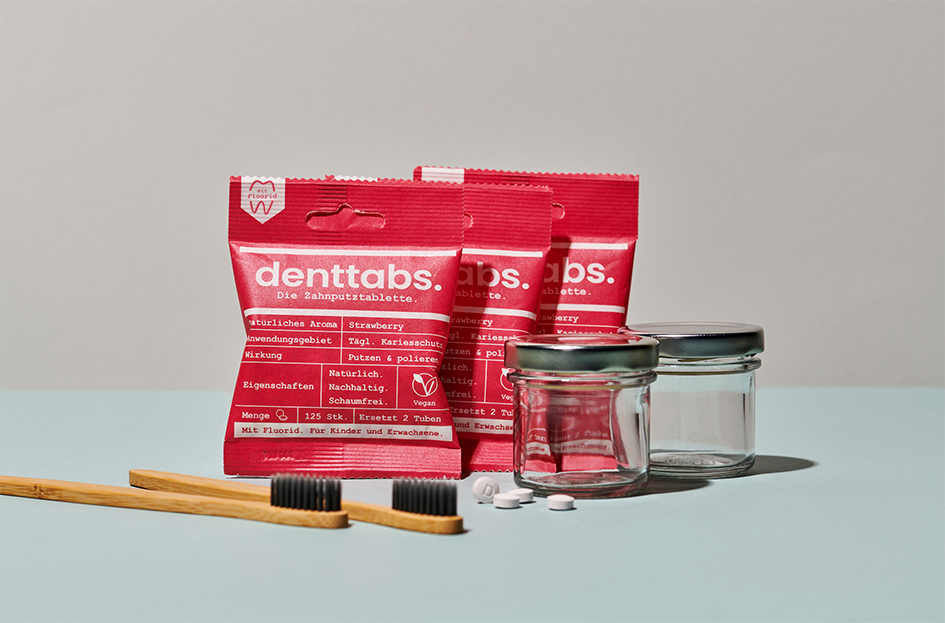 Nachhaltig und minimalistisch leben mit den Zahnputztabletten von Denttabs. Sanfte Glattpolitur für strahlend weiße Zähne. Im Partnerset für zwei Personen erhältlich.