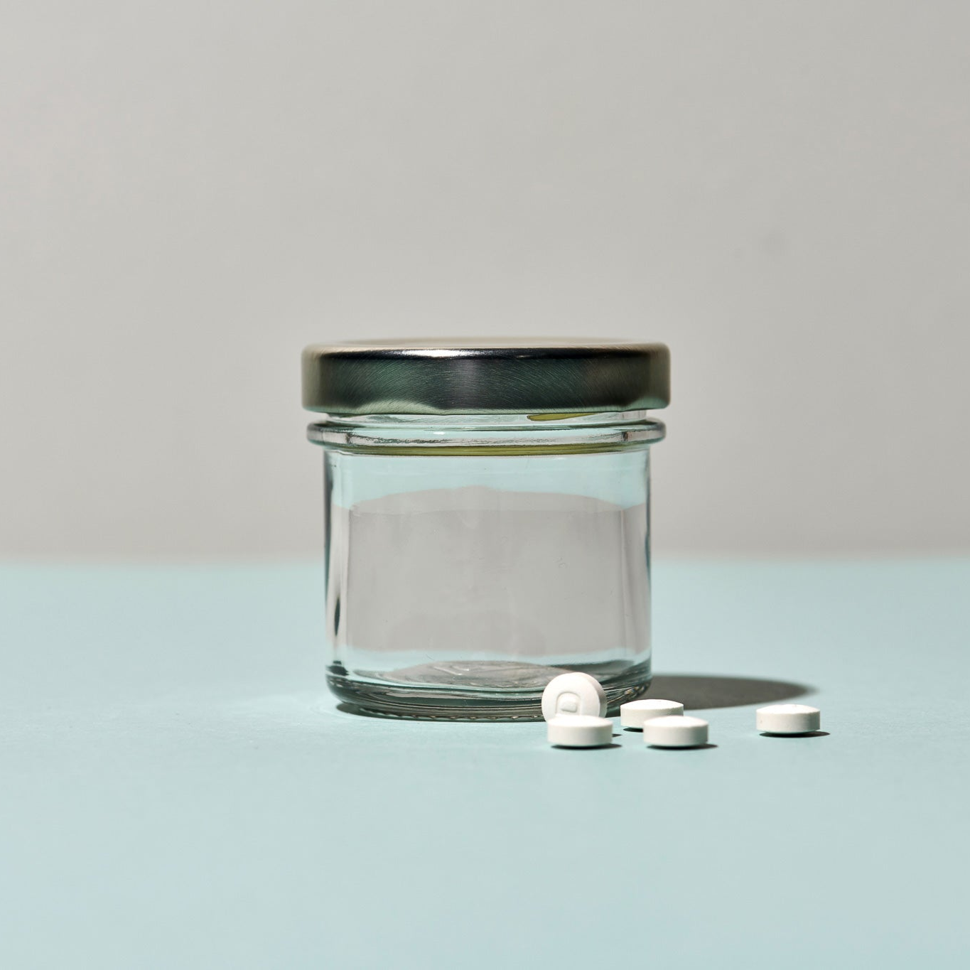 Denttabs Aufbewahrungsglas mit silbernem Deckel. ca 70 ml