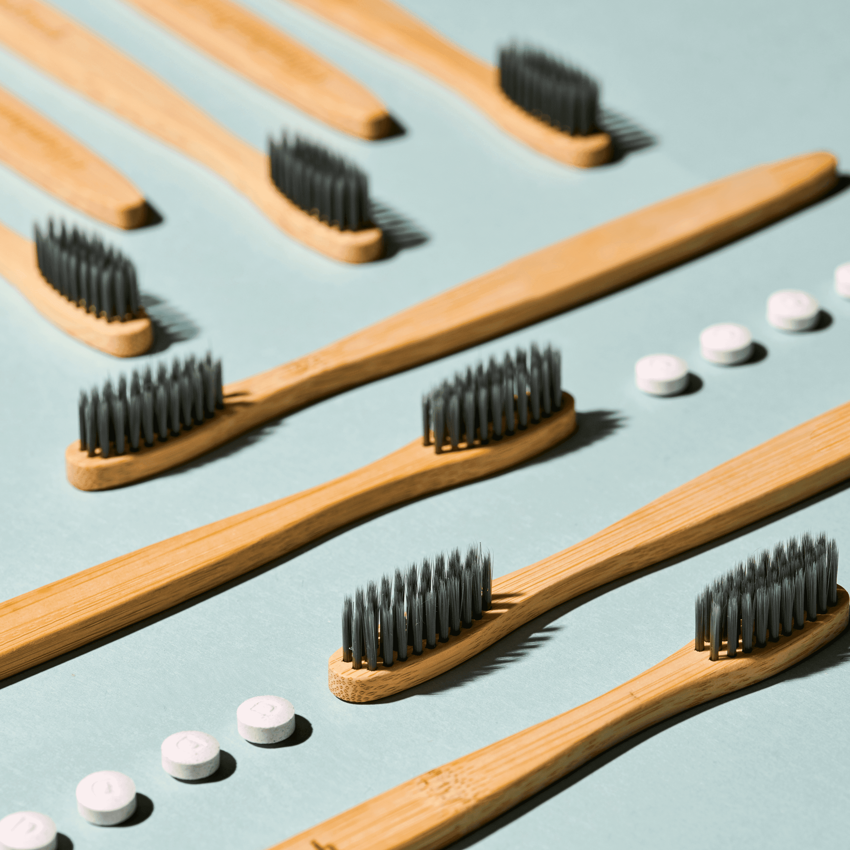 Braune Bambus-Zahnbürsten von Denttabs mit schwarzen, feinen Borsten