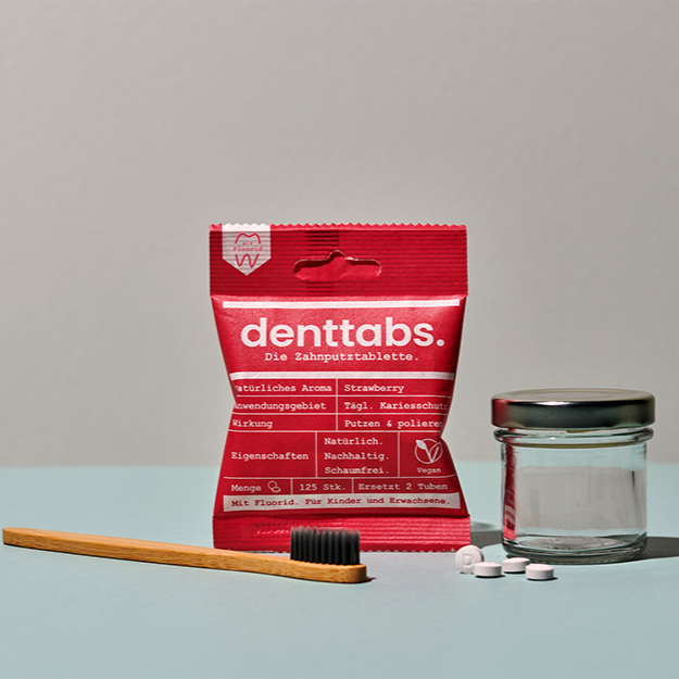 Denttabs Basicset: Eine Tüte Zahnputztabletten mit Erdbeergeschmack, praktisches Aufbewahrungsglas und Bambuszahnbürste