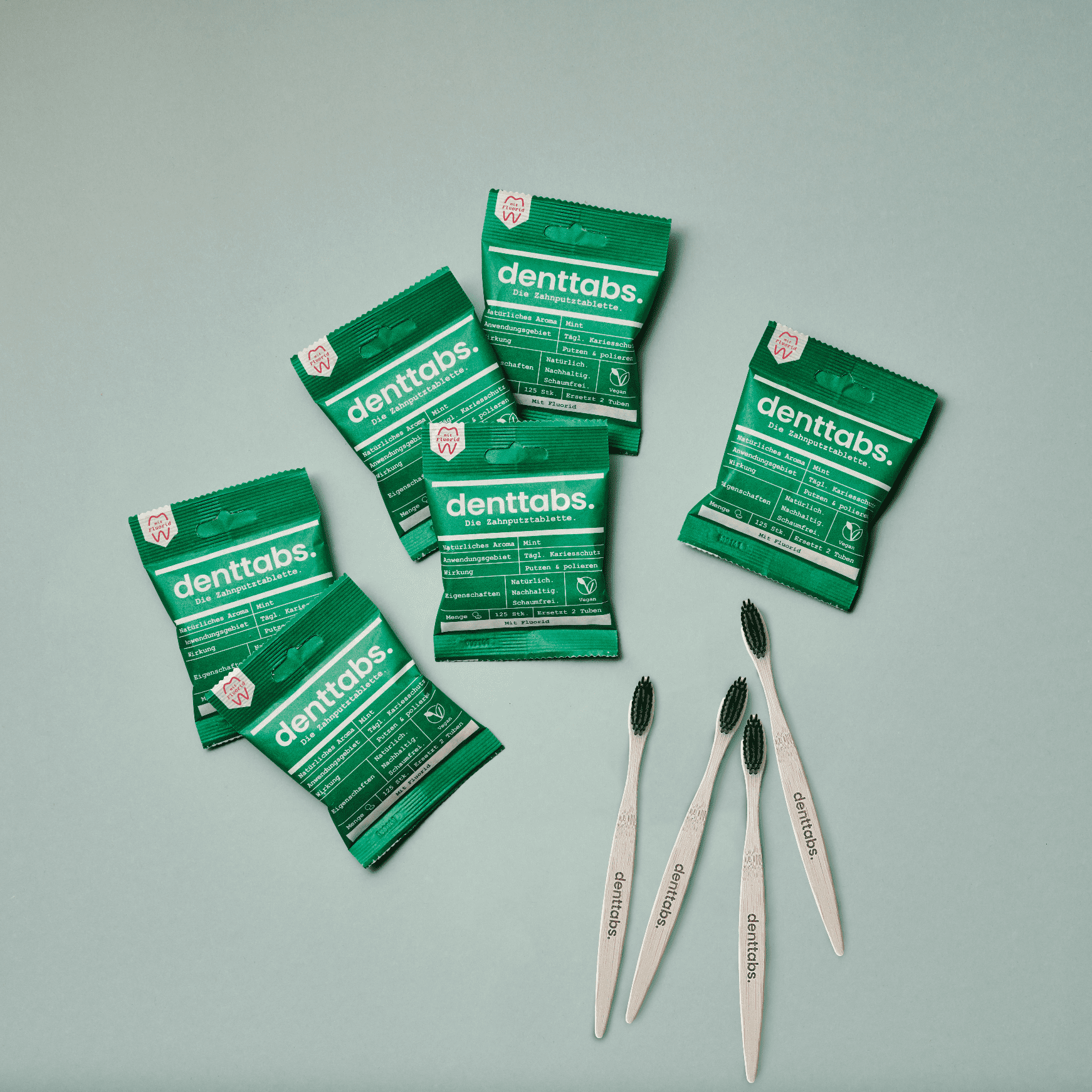 Denttabs Zahnputztabletten im Jahresset mit Minzgeschmack und vier effektiven Bambus-Zahnbürsten