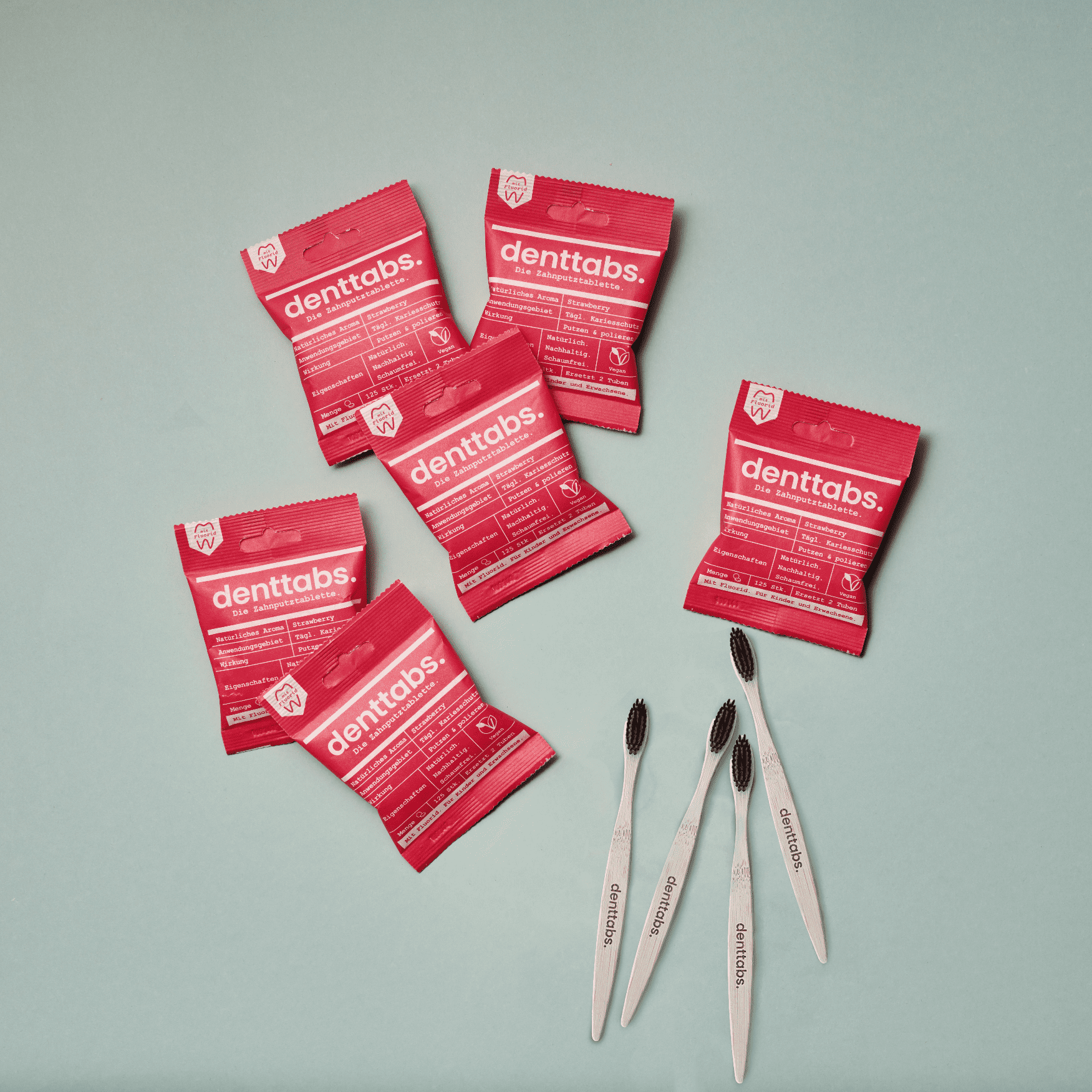 Denttabs Zahnputztabletten im Jahresset mit Erdbeergeschmack und vier effektiven Bambus-Zahnbürsten