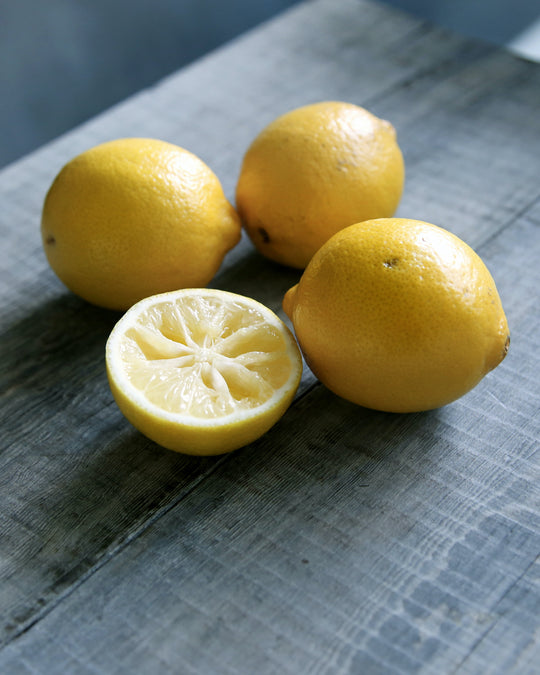 Wie du einen kraftvollen Zitronen-Reiniger herstellst