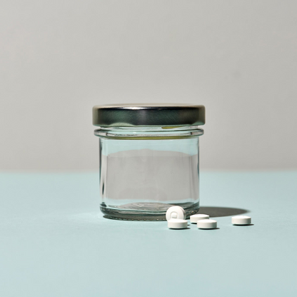 Denttabs Aufbewahrungsglas mit silbernem Deckel. ca 70 ml