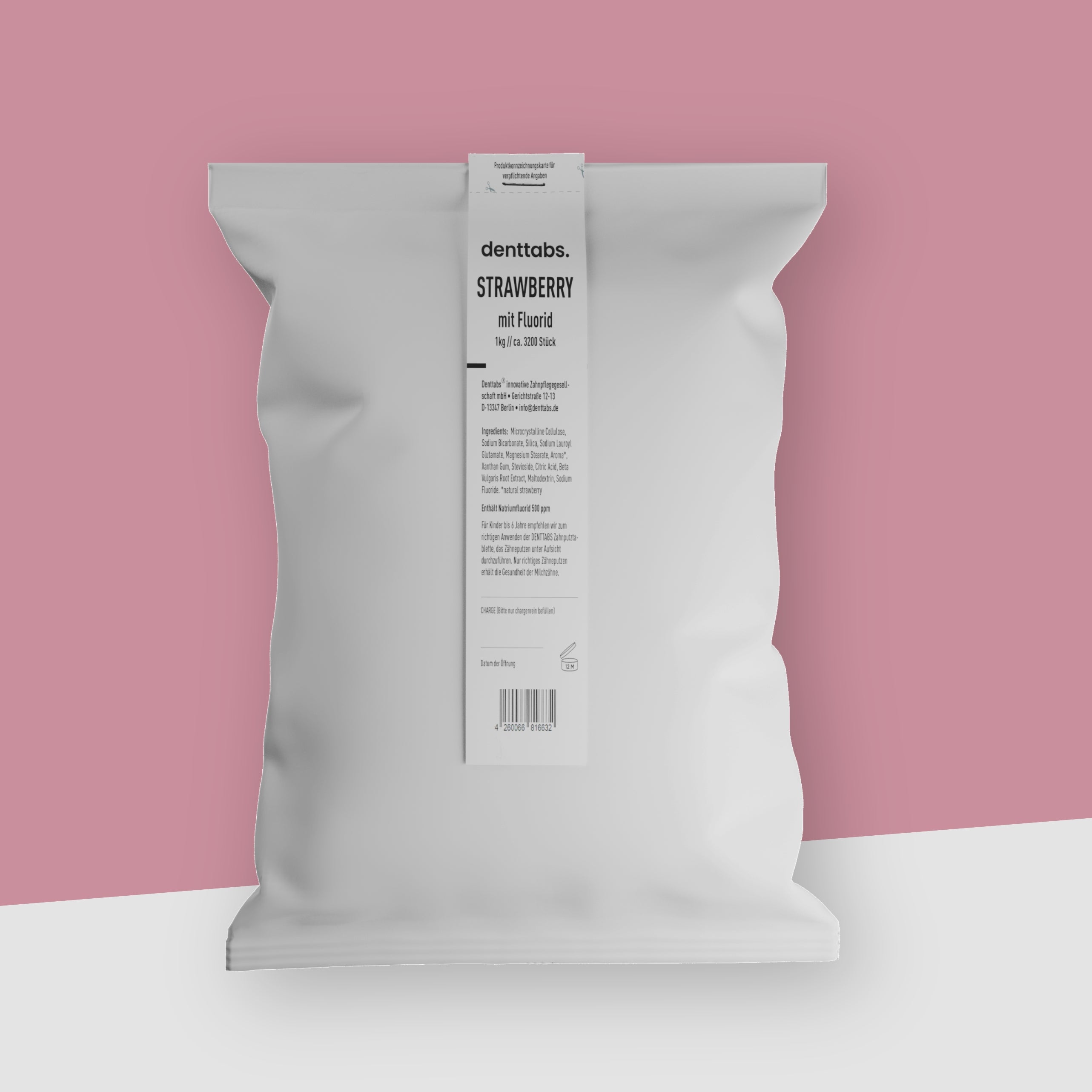 Ein weißer Beutel mit Zahnputztabletten von Denttabs aus Berlin. Der Hintergrund ist rosa.
