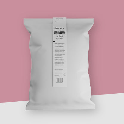 Ein weißer Beutel mit Zahnputztabletten von Denttabs aus Berlin. Der Hintergrund ist rosa.