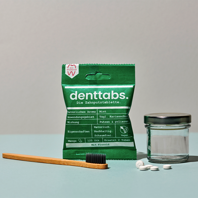 Basicset Denttabs: Eine Tüte Zahnputztabletten Mint, ein Aufbewahrungsglas und eine ultraweiche Bambuszahnbürste
